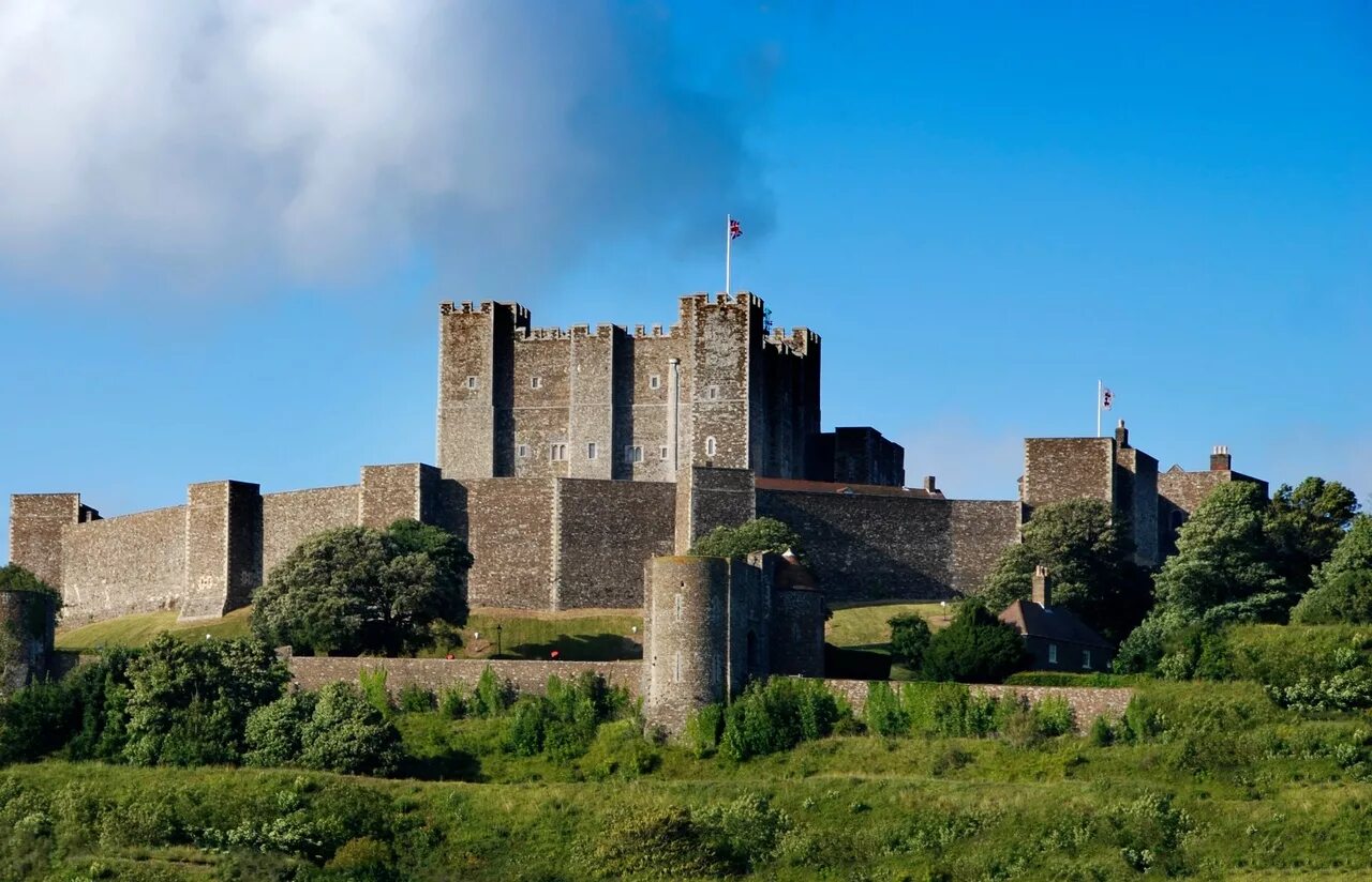 Самая крупная крепость из сохранившихся и действующих. • Замок в Дувре (Dover Castle). Замок Бамбург Нортумберленд. Довер Касл. Дуврский замок Кент.