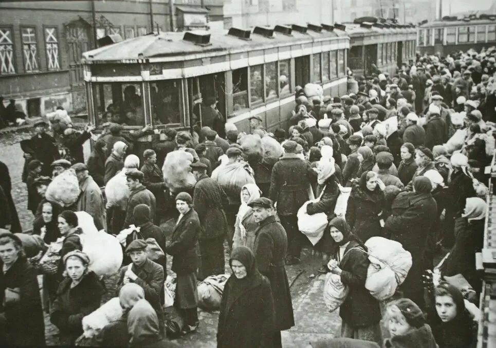 Блокада ленинграда жители блокадного ленинграда. Московская паника октября 1941. Эвакуация из Ленинграда 1941. Паника в Москве 16 октября 1941. Эвакуация населения блокадного Ленинграда.