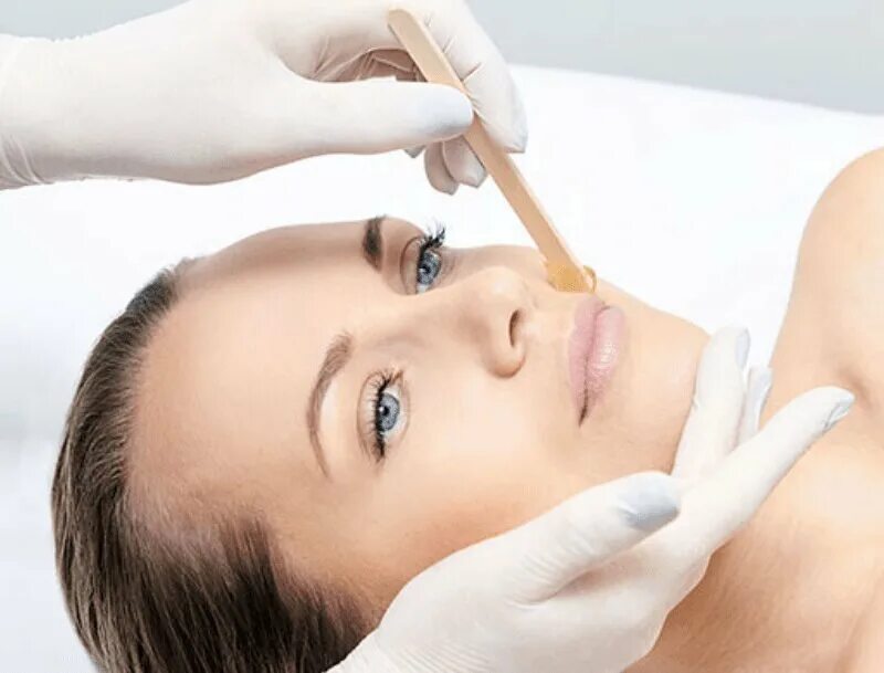 Восковая эпиляция лица. Восковая эпиляция лица. Депиляция усиков у женщин воском. Эпиляция лица воском. Воск верхняя губа.