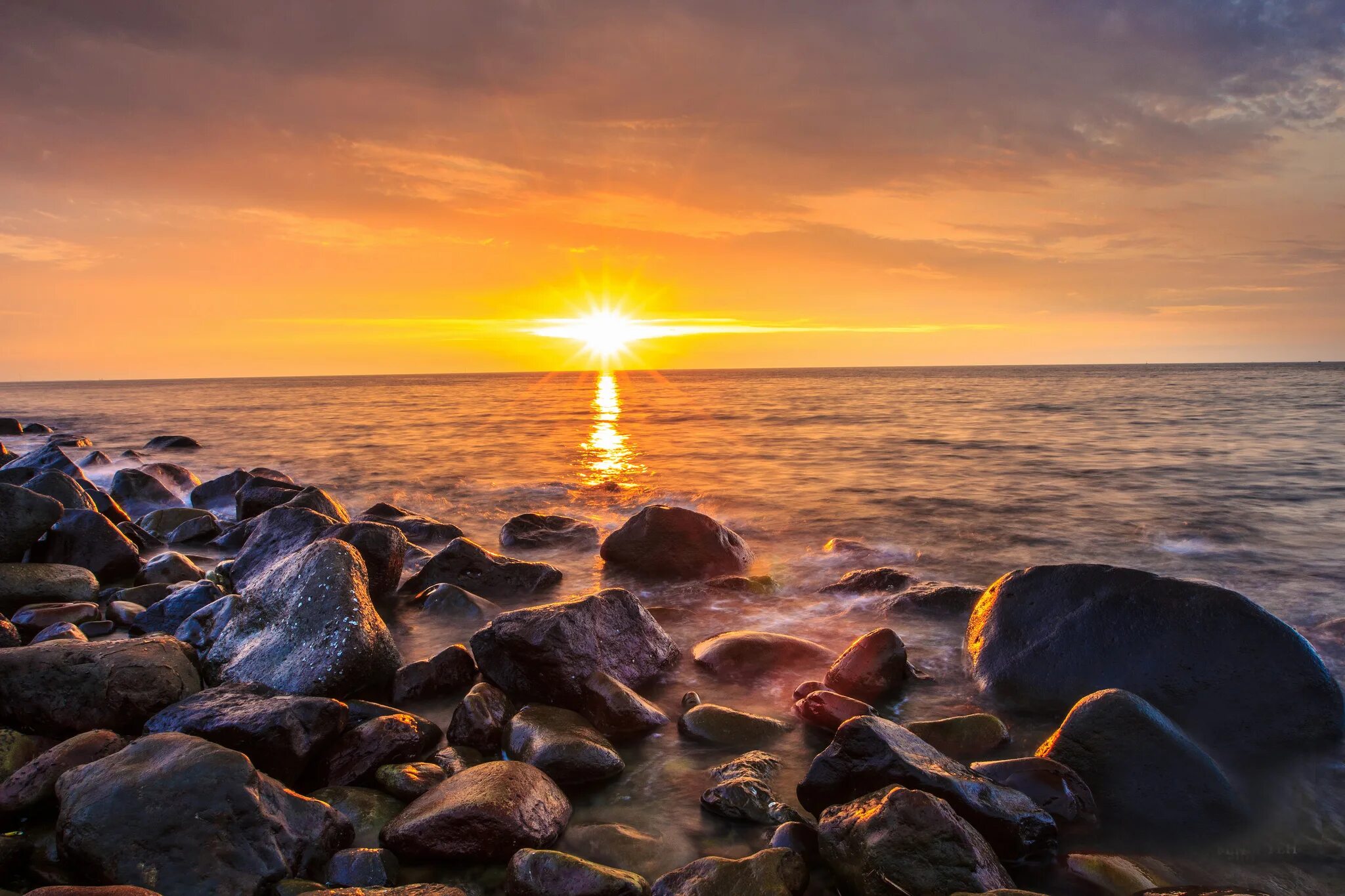 Утро на морском берегу. Рассвет на море. Морской закат. Пейзаж море. Закат над морем.