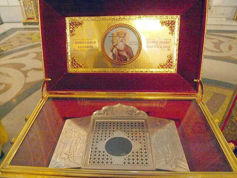 мощи святого князя владимира. мощи владимира крестителя. моща князя владимира. реликвии князя владимира в храме христа спасителя. мощи князя владимира.