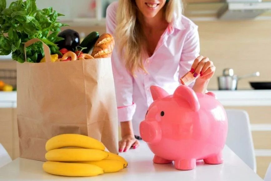 Хозяйка к празднику купила мороженое. Экономия на продуктах. экономить на еде. экономить на продуктах. экономная хозяйка.