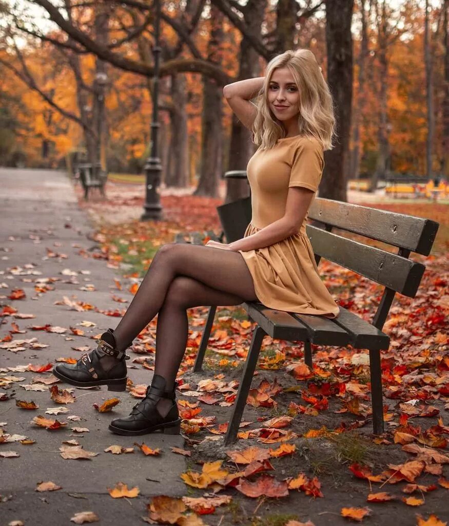 Девушки в колготках в лесу. Девушка в платье в парке. осенняя фотосессия на каблуках. осенние фотосессии в колготках. девушка в колготках на скамейке.