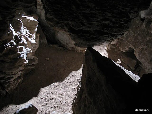 группа студентов в пещере