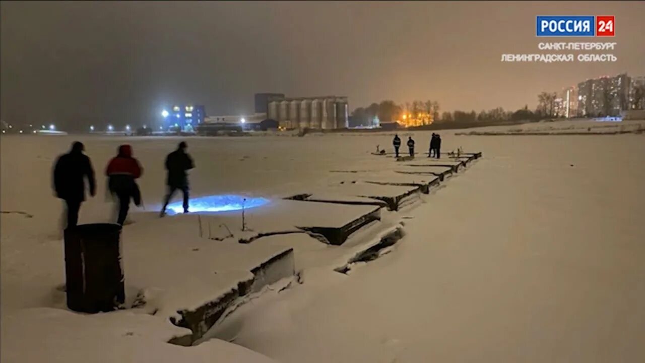 Петербург утонули. Мальчик провалился под лед. Лед на Неве 2022. Лед взрывают на Неве.