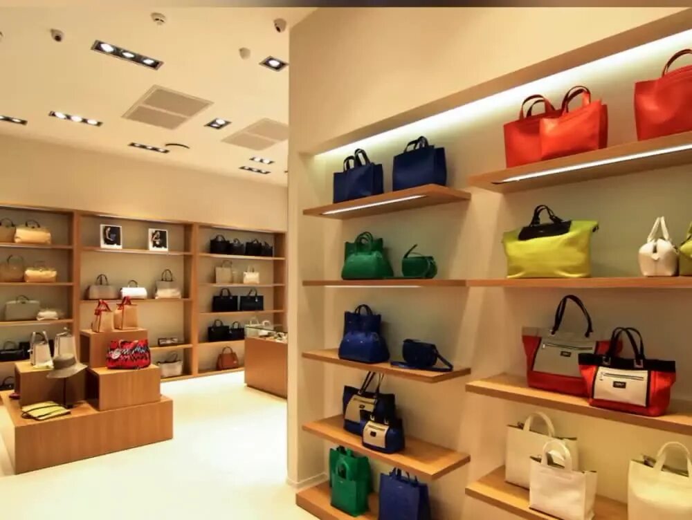 Bags shop 1. Интерьер магазина сумок. Бутик сумок и аксессуаров. Интерьер магазина обуви. Полки для обувного магазина.