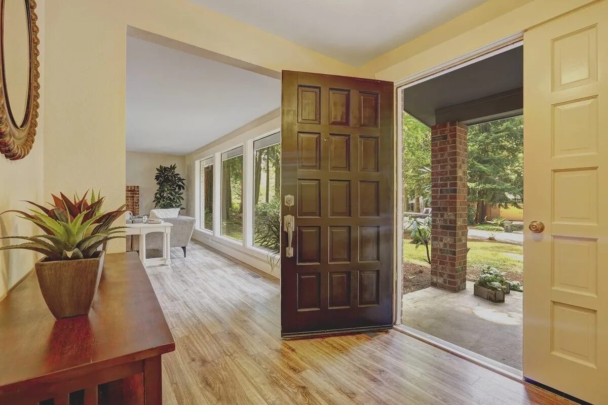 Дверь открывается внутрь квартиры. Деревянные двери в интерьере. Красивые входные двери в квартиру. Дверь в комнату. Открытая дверь в дом.