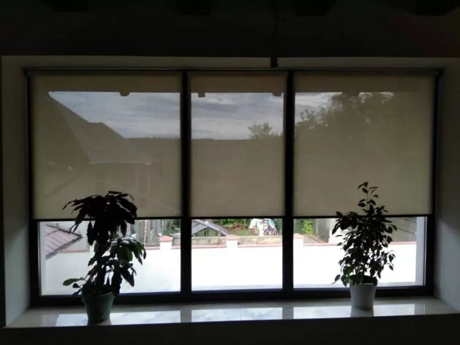 амиго рулонные шторы скрин. шторы screen. ролл шторы на панорамные окна. рулонная ткань скрин амиго. рулонные шторы на большое окно.