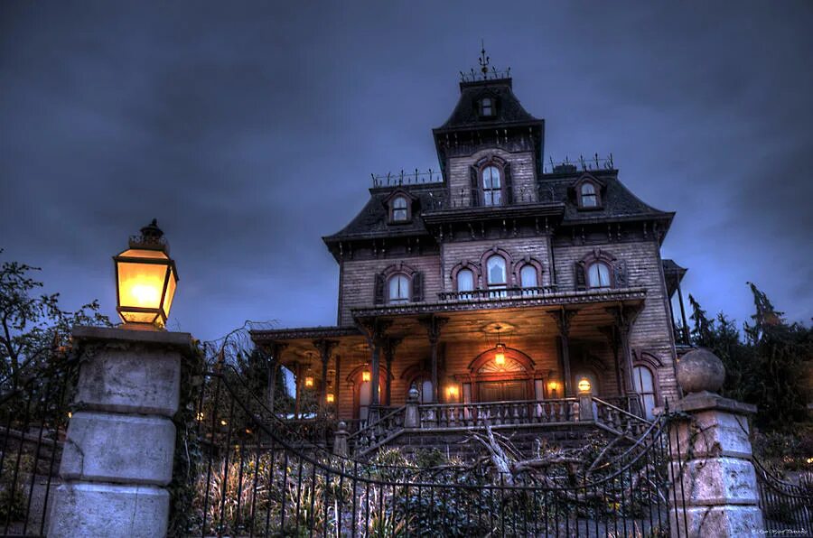 Haunted Mansion дом. Заброшенный замок Дракулы. Дом привидение во Франции.