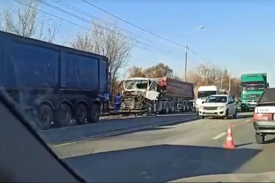 проскочил между двух фур