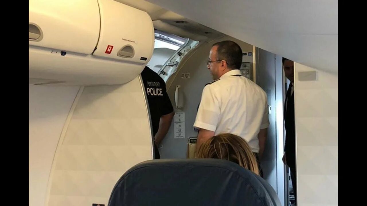 Самолет с открытой кабиной. Дверь самолета. Открой самолет. Самалётс открытый дверью. Дверь самолета.