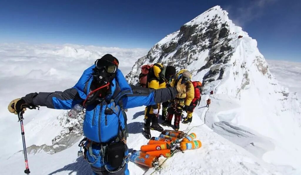 Горы выше 5000 метров. Джомолунгма восхождение. Эверест покорение вершины. Джомолунгма альпинисты. Ступень Хиллари на Эвересте.