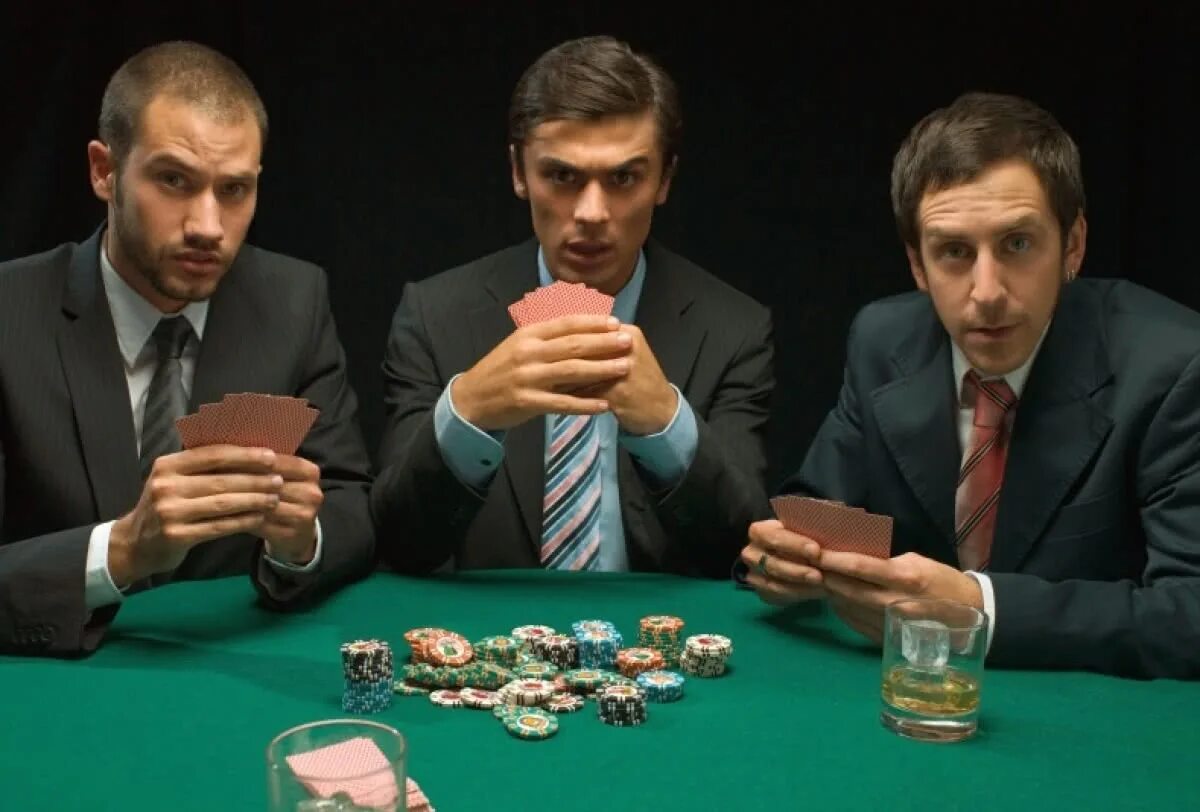 Игра за столом для мужчин. Игрок в казино. Игра в Покер. Игроки за покерным столом. Мужика за столом покерным.
