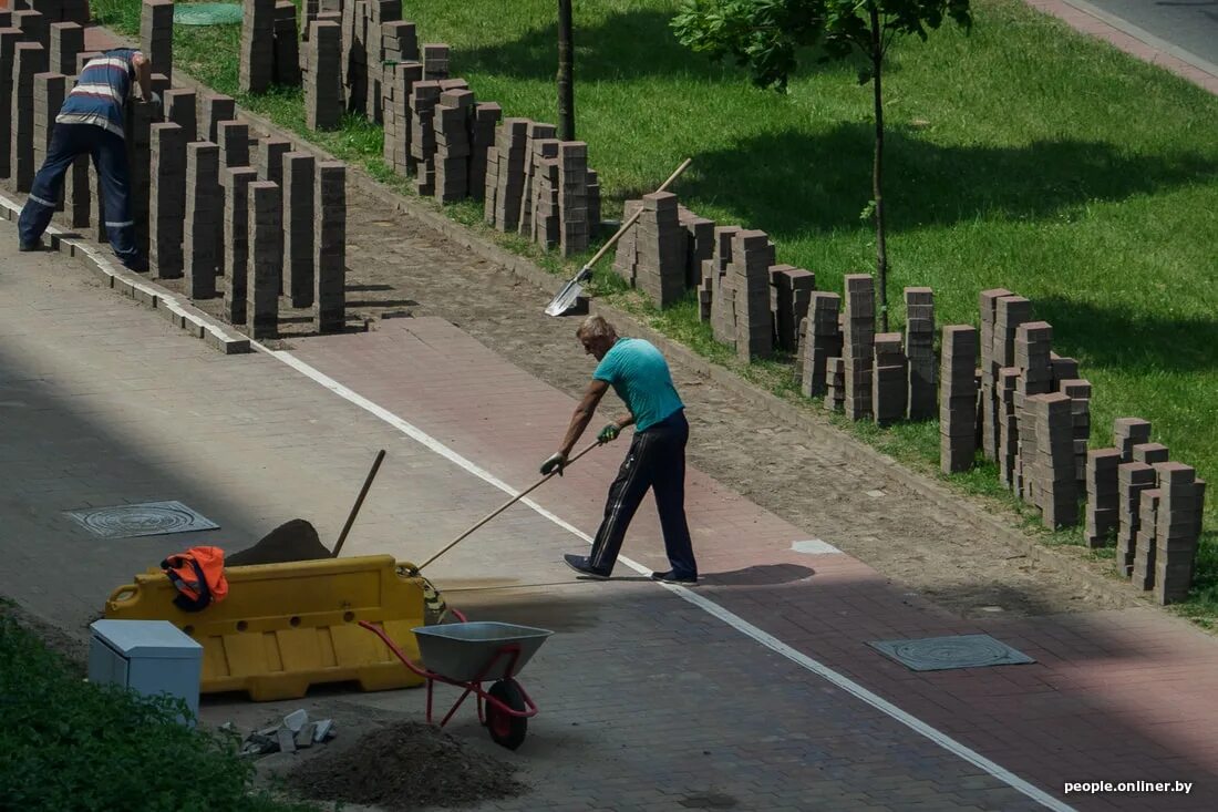 Инстаграм в беларуси не работает сегодня почему. Жара в Беларуси. Жара. Будущее Беларуси в рабочих руках. Работа в жару на открытом воздухе.