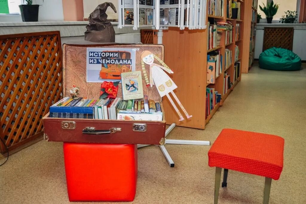 Книгодом. Всемирный день дарения книг 14 февраля. Держатели для книг драконы купить. Книгодом. Разбросанные книги.