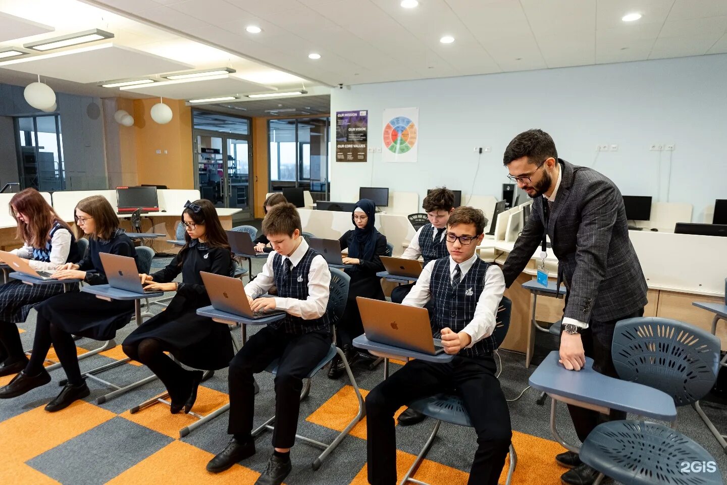 Show today казань. Казань люди фото. Шаб казань 2019. Международная казанская школа. Пожар в казани 5.