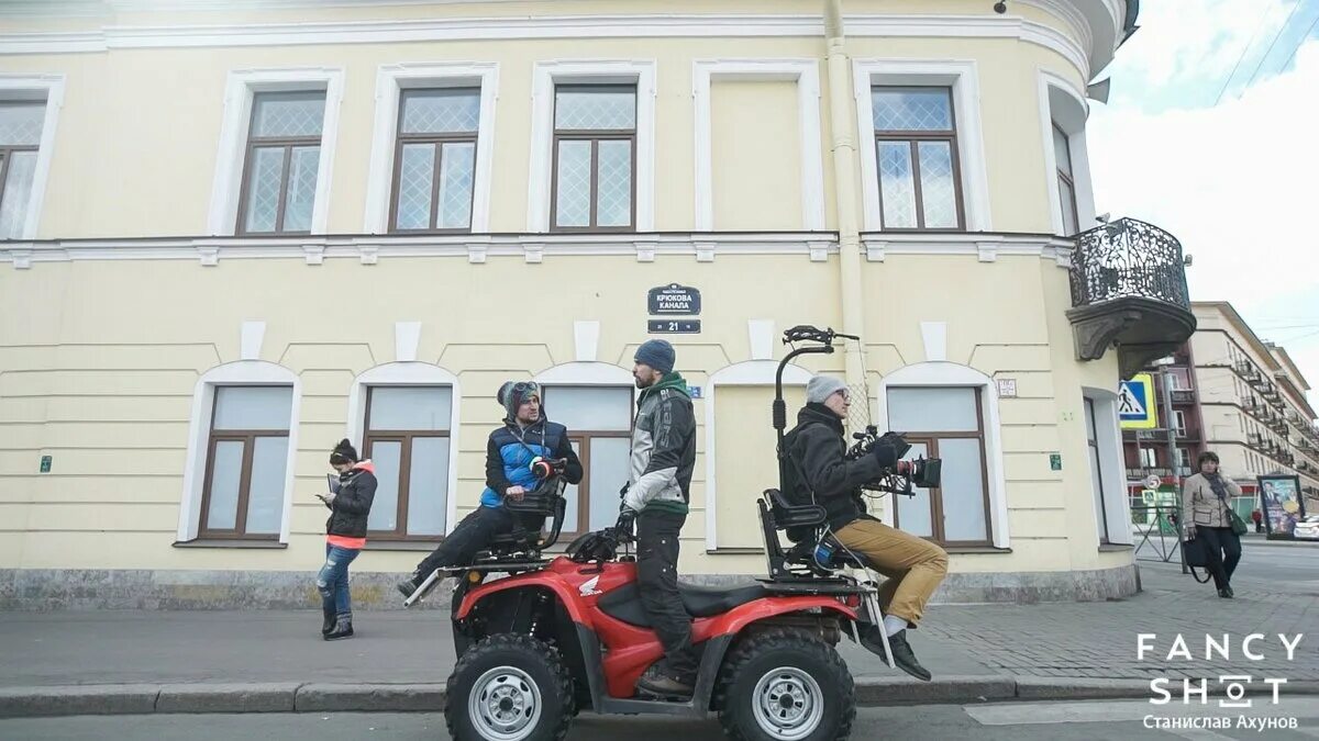 Клип группы ленинград в пит. Съемки клипа Ленинград-Петербург. Экскурсовод из клипа в Питере пить. Ленинград клип съёмка. Ленинград музей клип экскурсовод.