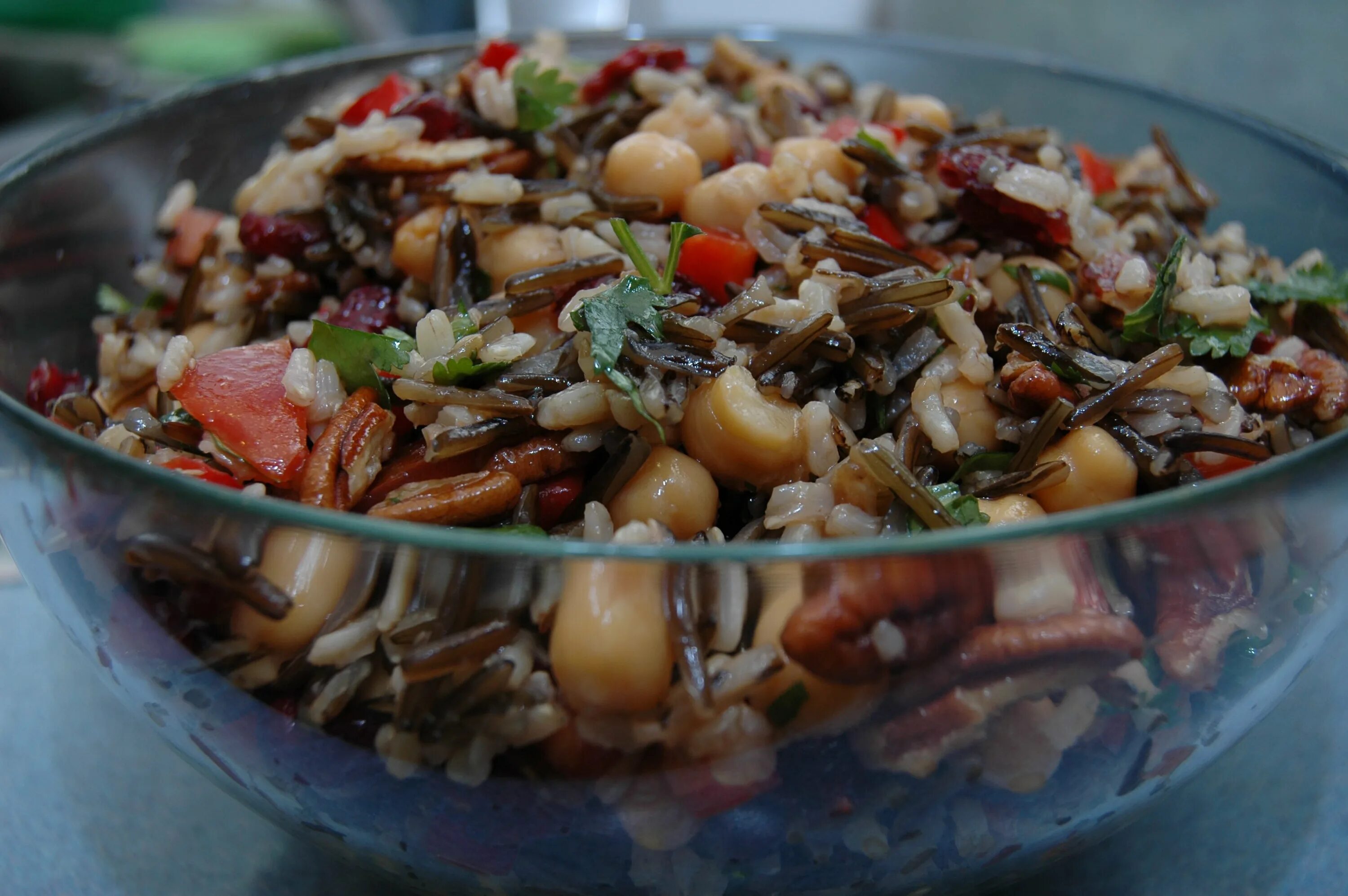 Салат с фасолью и корейской. Салат с фасолью и морковью. Салат с фасолью и корейской морковью. Салат с фасолью и корейской морковью и курицей. Салат с красной фасолью и морковкой