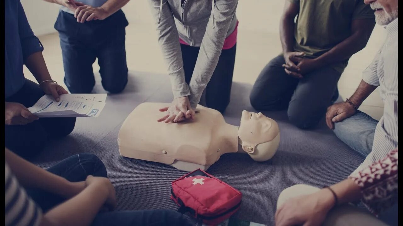 First aid 2024. Первая медицинская помощь. First aid kit. First aid kit 2d icon. Аптечка квадратная.