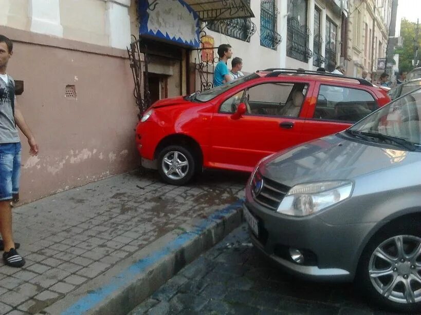 женщина паркуется. девушка припарковалась фото. женщина паркуется. девушка припарковалась. парковка для женщин.