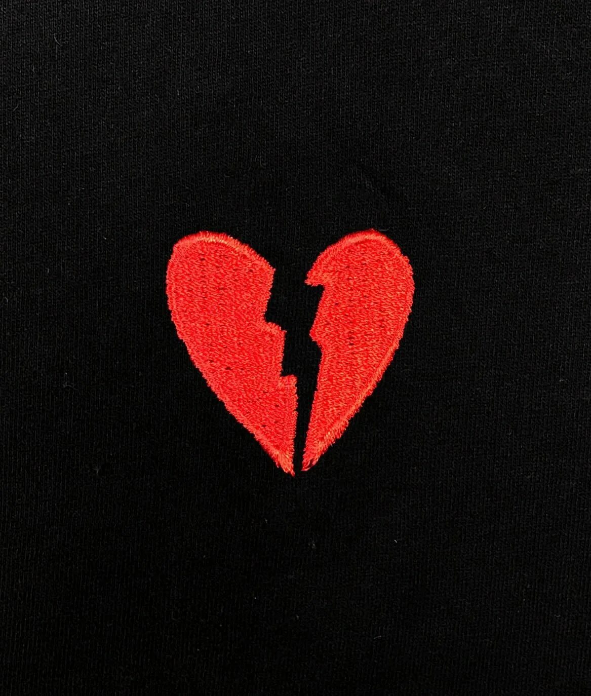 Nike сердце. Red broken Heart. Футболка broken Heart. Private Society broken Heart. Найк сердце