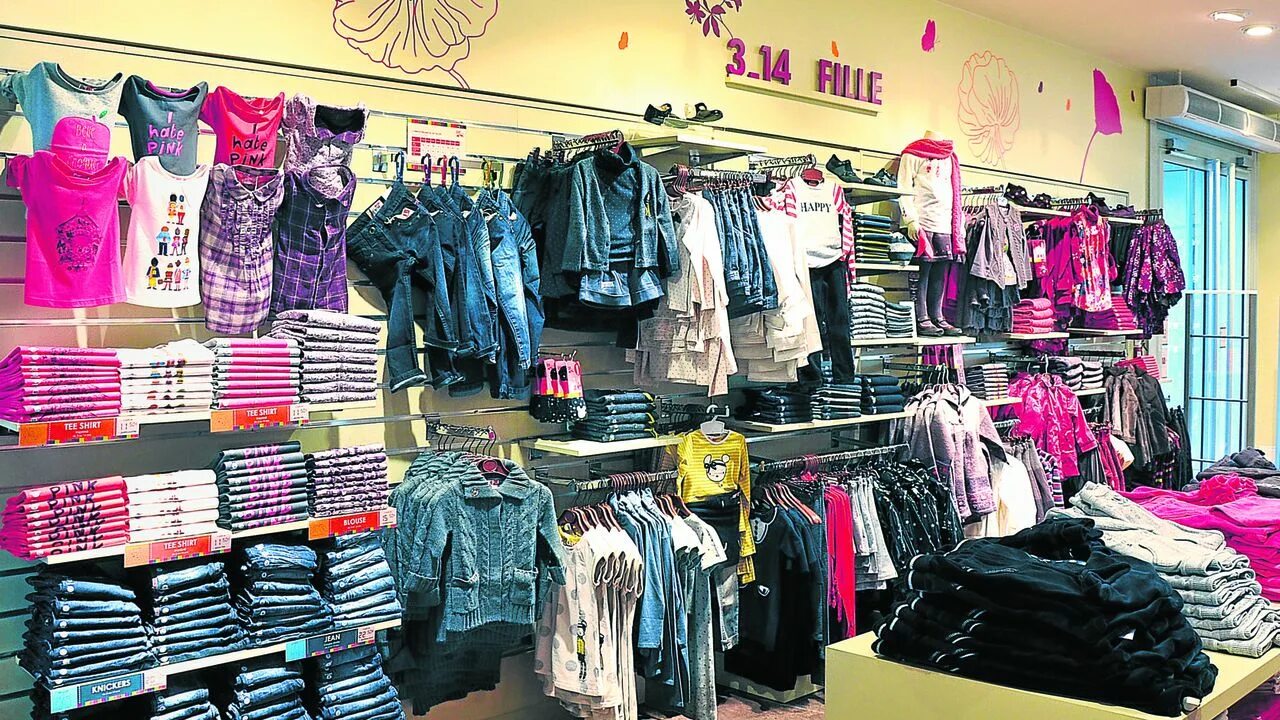 мерчандайзинг мужской одежды. магазин раскладка. магазин овощи фрукты. стильный интерьер магазина одежды. выкладка товара в магазине.