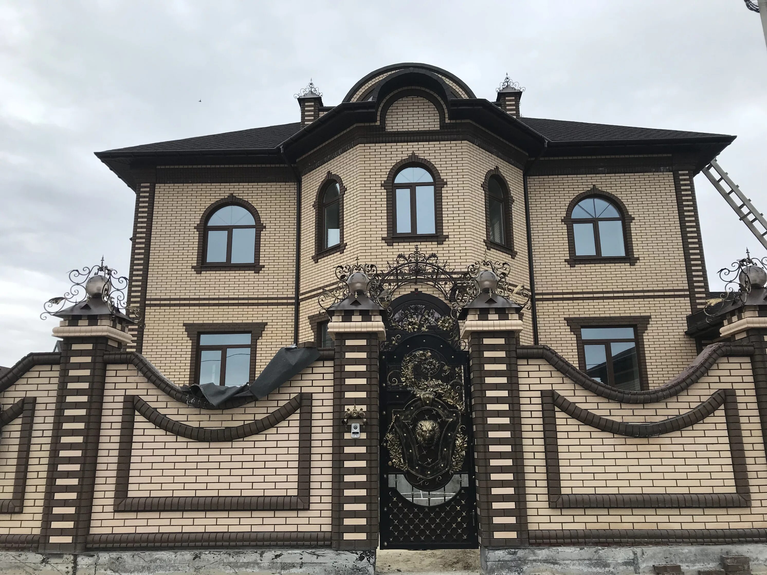 Красивый кирпичный фасад