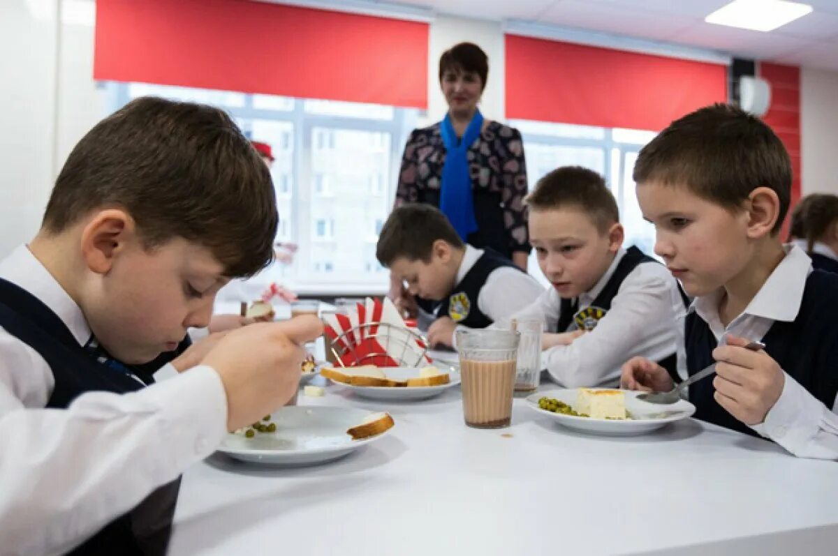 Питание ребенка школа москва. Школьники в кафе. Школьная столовая. Школьный завтрак. Едв в школьной столовой.