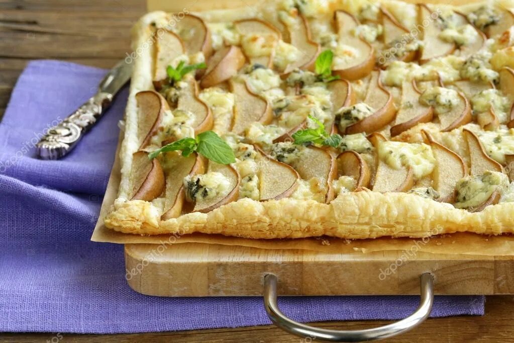 Пирог с грушей и сыром. Пирог с грушей и дор блю. галета с грушей и дор блю. слоеный пирог с грушей и сыром.