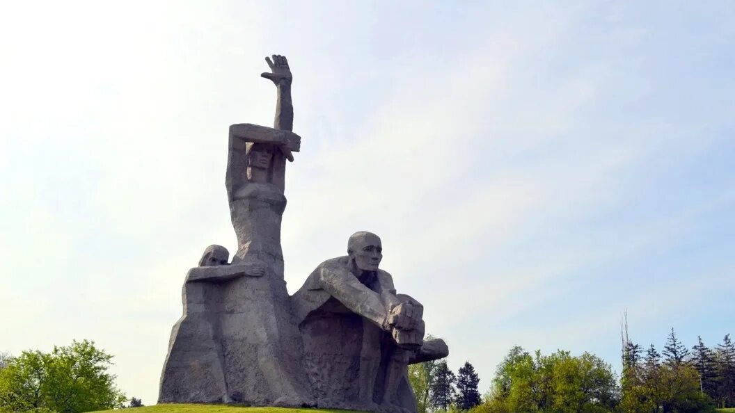 Жертвам фашизма ростов. Мемориальный комплекс змиевская балка. Мемориальный комплекс змиевская балка. Змиевская балка мемориал жертвам фашизма. Мемориальный комплекс жертвам фашизма «змиевская балка».