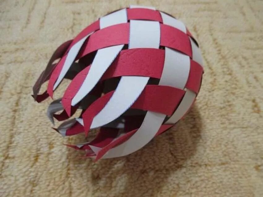 Шарик из бумаги. Новогодний шар из полосок бумаги. Плетеные шары из бумаги. Шары из полосок бумаги на новый год. Сфера из бумажных полосок.