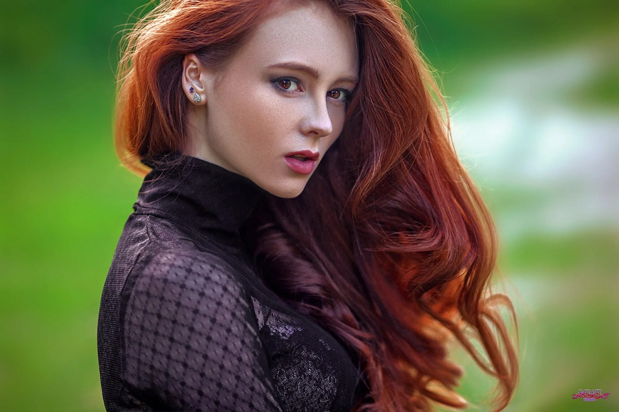 Меган Прескотт в рыжий цвет волос.