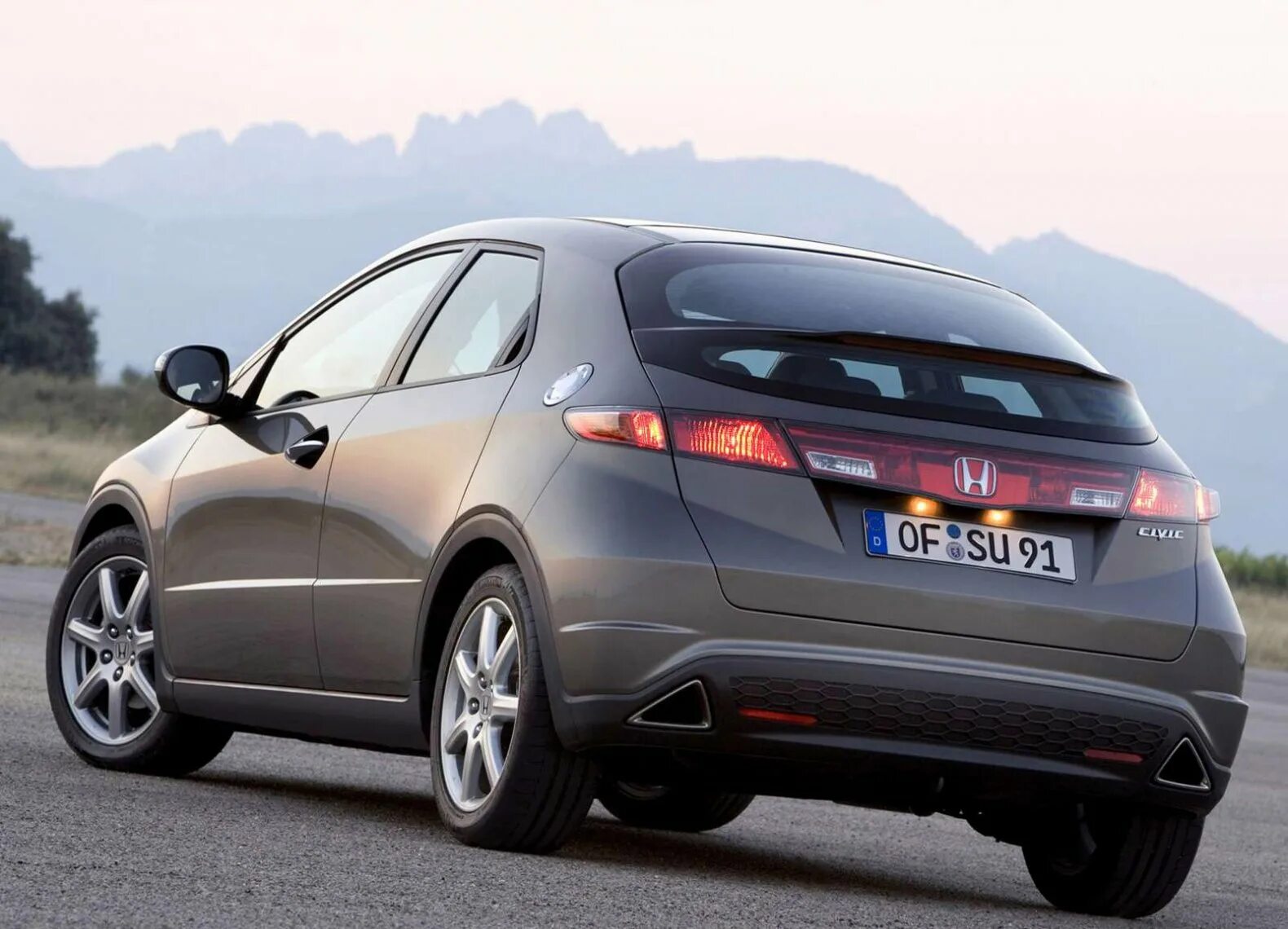 Honda civic hybrid 2020. Honda civic 1. Honda civic 2006 hatchback. Хонда цивик 2013 седан. Honda хэтчбек 2020.