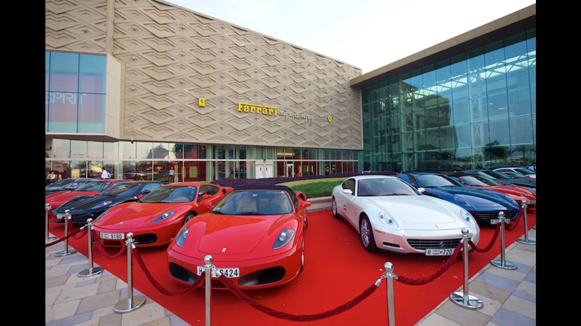 Ferrari Store Дубай. Автосалон Феррари в Дубае. Ferrari shop Dubai. Выставочный комплекс Феррари в Дубае. That is car in the shop