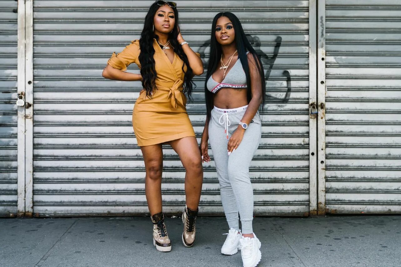 Чернокожий репер с девушками. City girls участницы. Jt city girls рост. Jay girls. Jay girls.