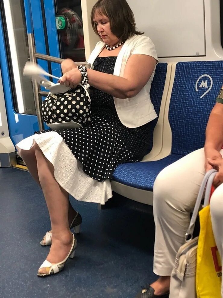 Iz metro ведущие. мода московского метро. пожилая женщина в метро. противогаз метро. девочки из российского метро.