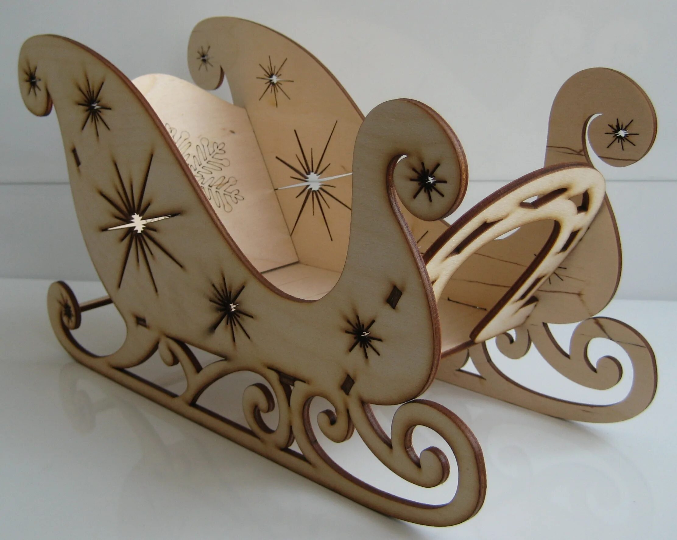 Санки с картона трафарет. Новогодние поделки сани деда мороза своими руками. Санки из фанеры. Санки поделка. Новогодние сани.