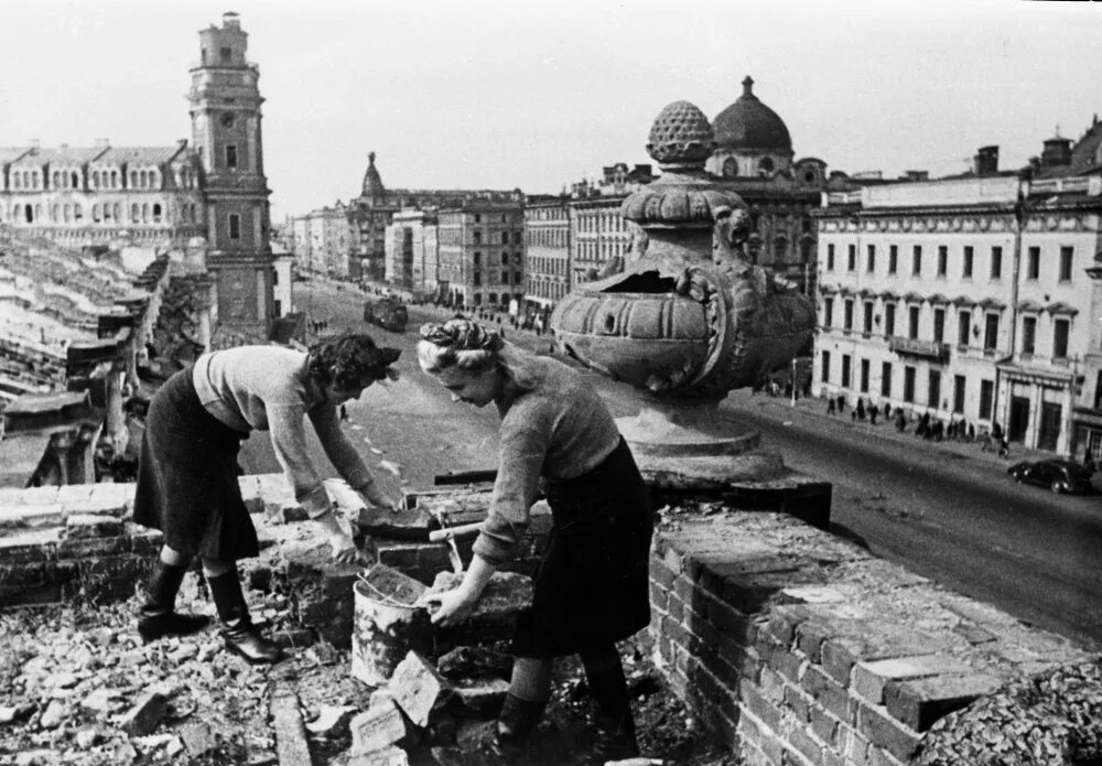 Разрушенный санкт петербурга. Санкт-Петербург после войны 1945. Ленинград город после войны. Ленинград после войны 1941. Восстановление Ленинграда после блокады.