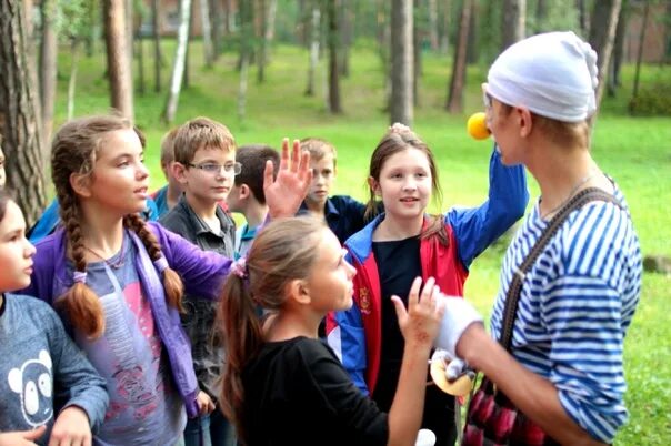 Детский лагерь. Детский загородный лагерь. Круглогодичный лагерь для детей. Девочки в летнем лагере. Круглогодичный лагерь для детей.