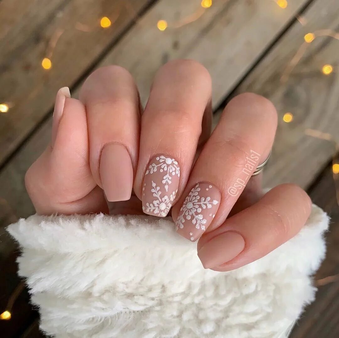 Маникюр зима 2023 на короткие ногти дизайн. Снежинки на ногтях. Нежные новогодние ногти. Маникюр со снежинками. Нюдовые зимние ногти.