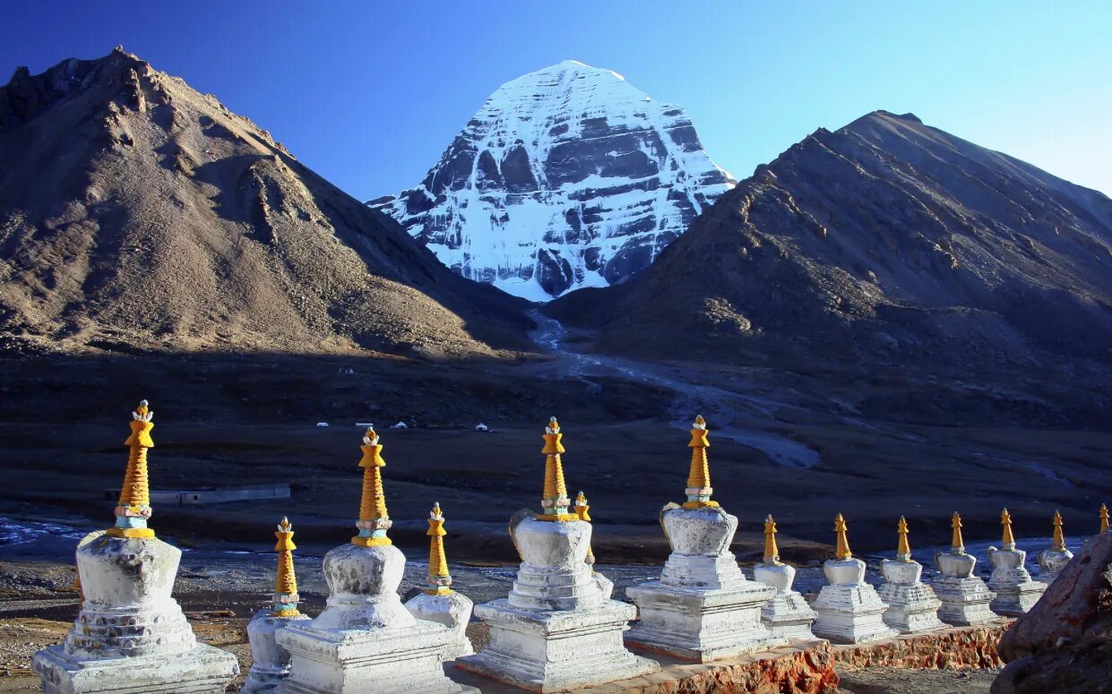 Священная гора 5 букв. Кайлас храм Тибет. Священная гора в Гималаях Кайлас. Непал гора Кайлас. Тибет Лхаса гора Кайлас.