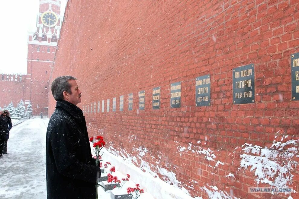 Некрополь у кремлёвской стены Гагарин. Некрополь у кремлёвской стены могила Гагарина. Некрополь у кремлёвской стены Жуков.