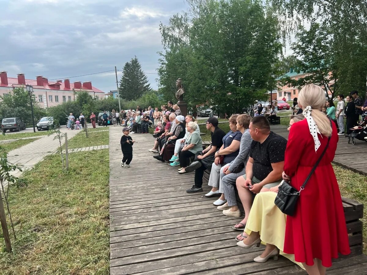 Пойти добровольцем 2025. Сквер емиру елабуга. спасская ярмарка в елабуге 2025. летние вечера в елабуге 2025. волонтеры спасская башня.