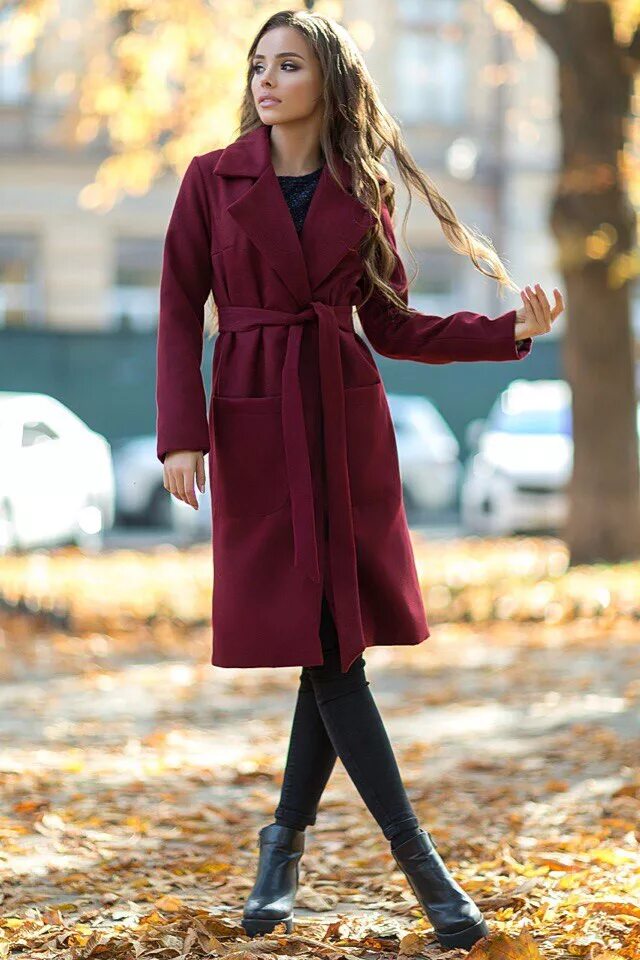 Какое пальто купить на весну. Женское пальто. Осеннее пальто. Бордовое пальто женское. Пальто женское осень.