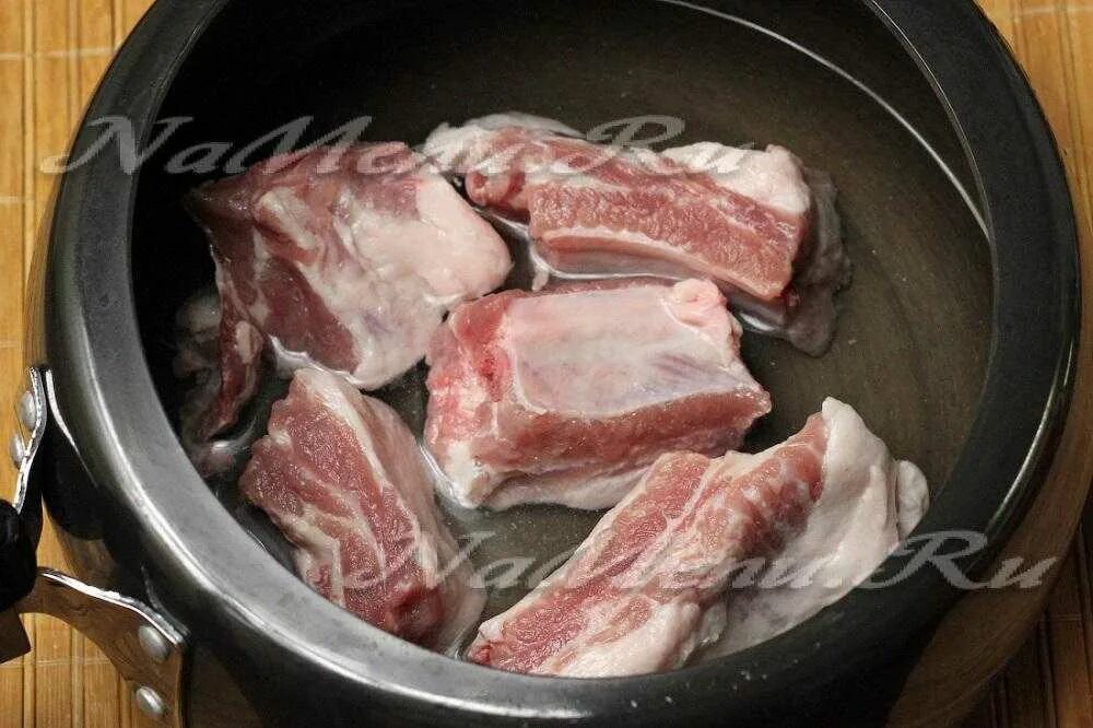 Сколько времени варить ребра. Суп с ребрами. Суп на свиных ребрах. Суп с рёбрышками свиными. Сколько варить свиные ребра.