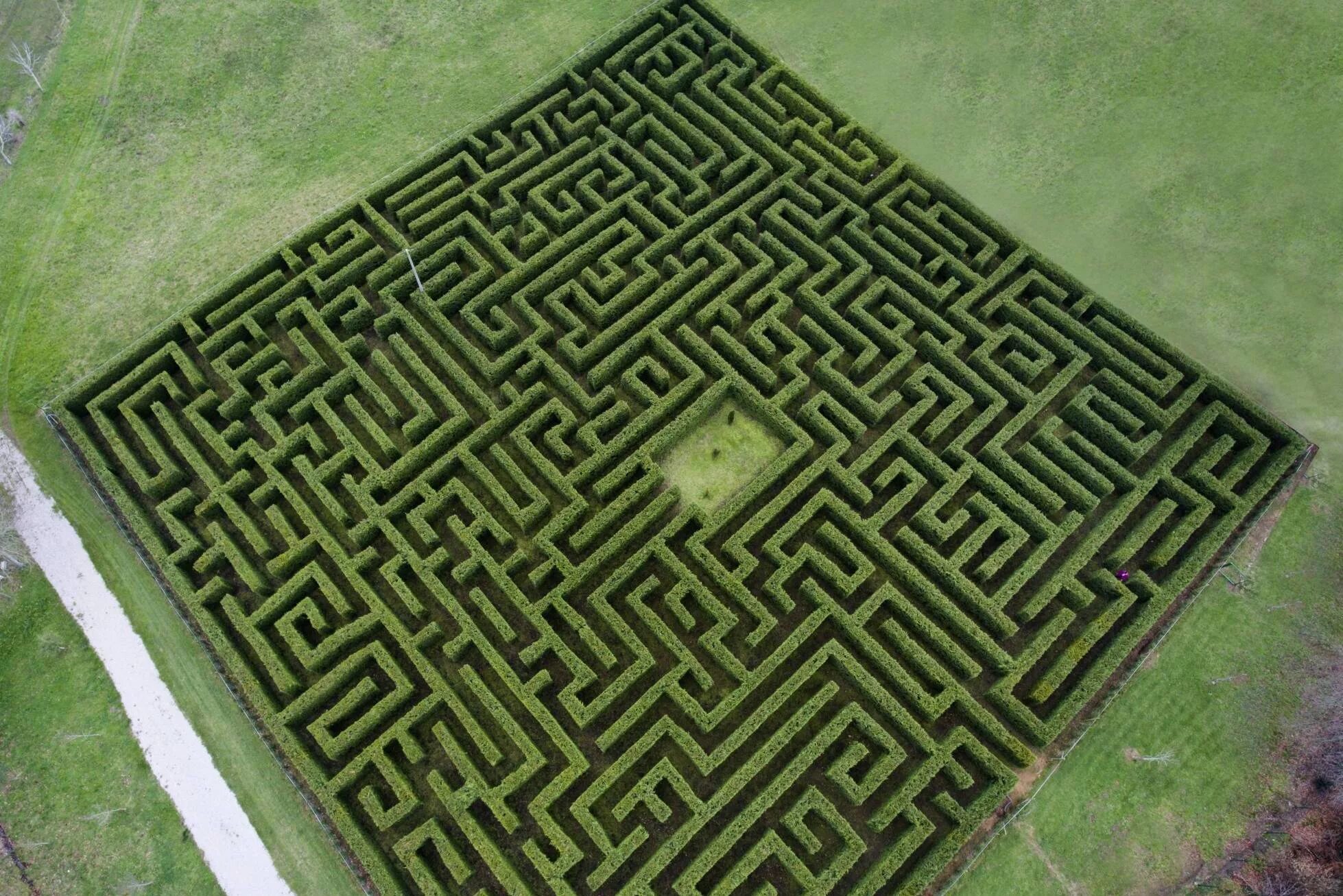 Лабиринт Тракуэйр Шотландия. Лабиринт Reignac-sur-Indre, Франция. Лабиринт Longleat Hedge Maze. Этрусский Лабиринт в клюзиуме.