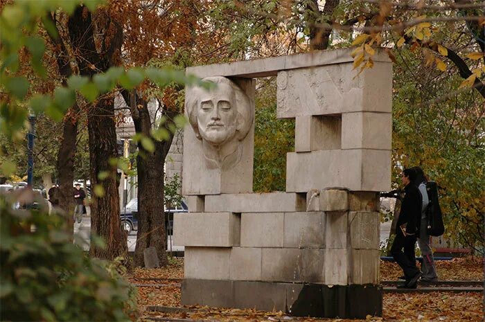 Памятник Саят-нове (Тбилиси). Саят-Нова армянский поэт. Памятник Саят Нова. Могила Саят Нова. Саят нова ереван