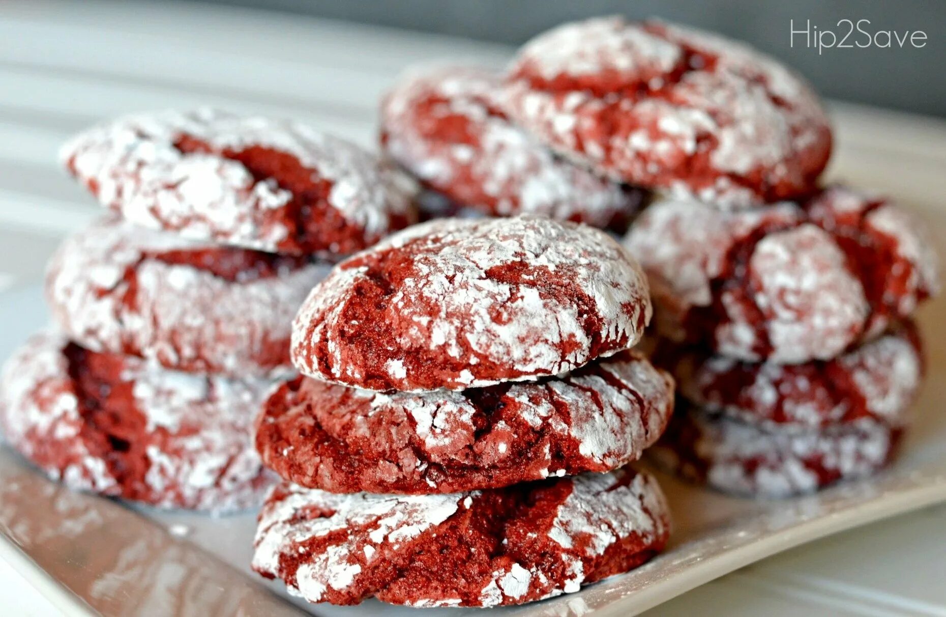 Red cookies. Печенье ред вельвет. Мраморное печенье красный бархат. Печенье красный бархат с трещинками. Мраморное печенье красные.