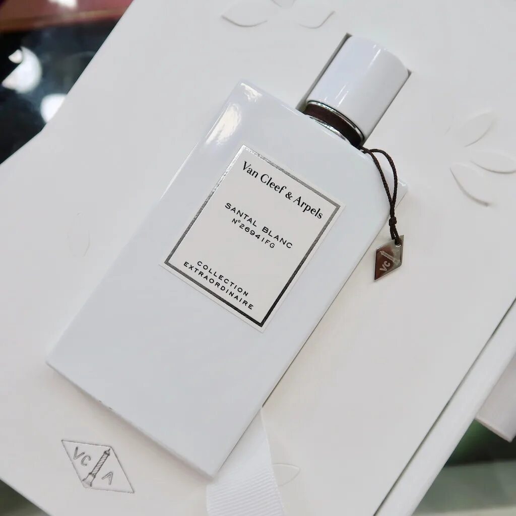 Ван клиф бланк. Духи van Cleef Santal Blanc. Van Cleef Arpels Santal Blanc. Santal Blanc от van Cleef. Парфюм van Cleef Arpels Santal.