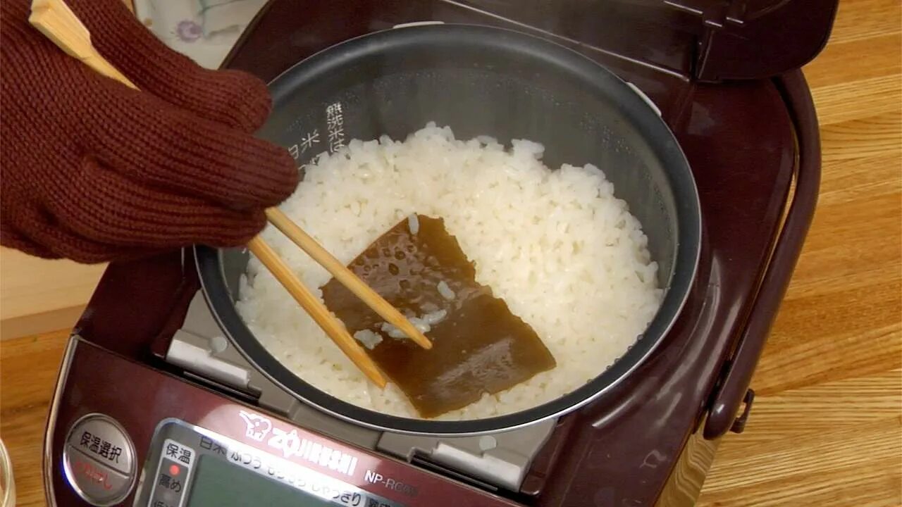 Рис для роллов. Вареный рис для суши. Варка риса для суши. Кастрюля для варки риса для суши.